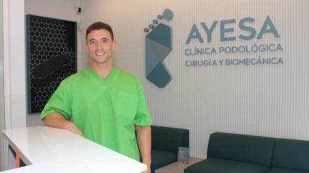 Javier Ayesa, en la recepción de la Clínica Podológica Ayesa