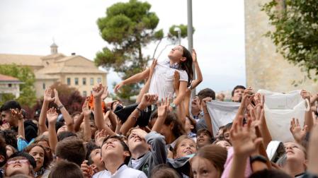 Fotos del chupinazo de las fiestas de San Fermín de Aldapa o San Fermín Txikito en el Casco Viejo de Pamplona.