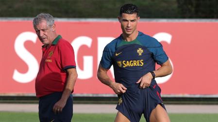 El entrenador de Portugal, Fernando Santos, junto a Cristiano Ronaldo en un entrenamiento de la selección
