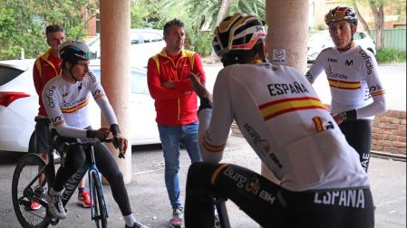 García Cortina, Marc Soler y de espaldas Jesús Ezquerra, junto al seleccionador Pascual Momparler