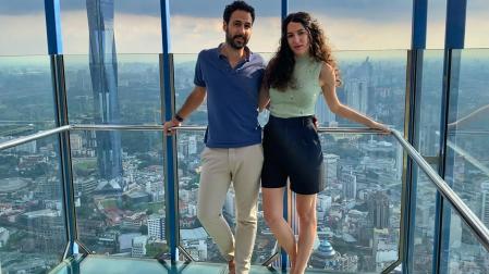 Javier Pina y su pareja, Melba Martín, en lo alto de la torre KL Menara, con vistas panorámicas de Kuala Lumpur