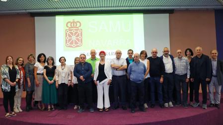 Asistentes al homenaje a los pioneros de las UVI móviles. Izda a dcha: Casilda Lahoz (enfermera), Reyes de Andrés (jefe área enfermería), Mª Jesús Cabodevilla (enfermera), Begoña Burgui (enfermera), Tere Taniñe (enfermera), Mª José Palacios (médico), Merche Marraco (enfermera), Alfredo Echarri (médico), Juan José Sola (técnico transporte sanitario), Santos Induráin (consejera), Josu Irigoyen (técnico), Felipe Aldunate (técnico), Javier Moreno (enfermero), Montse Bretón (enfermera), Vicente Errandorena (técnico), Kiko Betelu (subdirector de Urgencias), Ricardo Tejedor (médico), Isabel Iturrioz (presidenta Colegio Enfermería), Tomás Belzunegui (vicedecano Medicina UPNA) y Gregorio Achutegui (gerente SNS)