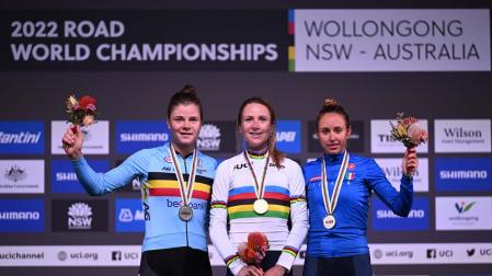 Van Vleuten, en el podio como campeona del mundo