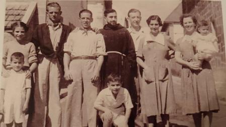 El niño que aparece a la derecha de la fotografía en brazos de su madre no es un bebé cualquiera: es mi padre. Corría agosto de 1948 y él sumaba siete meses en las fiestas patronales de Espinal, su pueblo. A la izquierda de la imagen, el más alto y guapo, con camisa negra anudada a la cintura, posa su tío Bernardo, que entonces tenía 26 años y trabajaba en una serrería. En 1952, con 30 y aún soltero, emigró a América. Viajó hasta el norte de Argentina, donde formó su familia. Su hija mayor, Marita, y su nieta Lorena acaban de visitar sus orígenes.