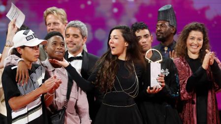 La película "Los reyes del mundo" ha conseguido la Concha de Oro a la Mejor Película, durante la gala de clausura del Festival de San Sebastián celebrada este sábado en la capital donostiarra