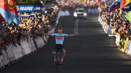Remco Evenepoel entra en solitario en la línea de meta y celebra su triunfo en la prueba en línea de los Mundiales