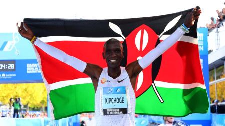 Eliud Kipchoge celebra la consecución del nuevo récord del mundo