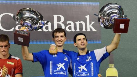 Julen Martija y Jokin Altuna alzan el título de campeones de San Mateo. A la derecha, Jon Mariezkurrena aplaude a sus rivales