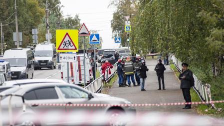 Policía y servicios de emergencia, en los alrededores de la escuela de Izhevsk, donde ha tenido lugar el tiroteo