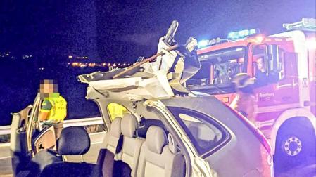 Estado en el que quedó el vehículo tras chocar contra un camión-grúa