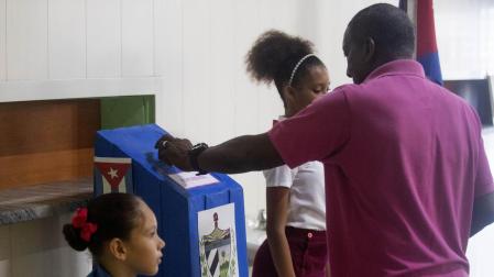 Un hombre ejerce su derecho al voto en el referendo sobre el nuevo código de familia, en La Habana
