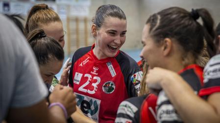Nerea Gil, muy sonriente, durante un tiempo muerto con sus compañeras del Zuazo