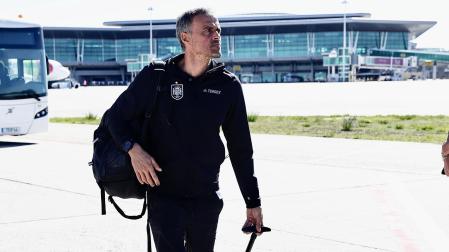 El seleccionador español, Luis Enrique, tras aterrizar en el aeropuerto luso de Braga