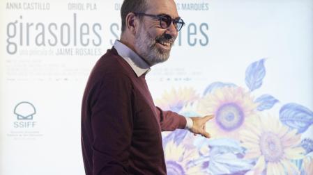 Jaime Rosales, este lunes, en los cines Golem con el cartel de 'Girasoles silvestres'