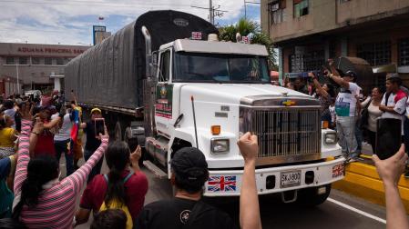 Un camión proveniente de Colombia ingresa a Venezuela tras la reapertura de la frontera