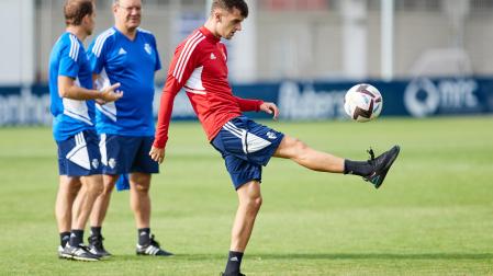 Aimar Oroz toca balón en el entrenamiento del pasado viernes, el último del equipo. Al fondo, Jagoba Arrasate y el doctor Andrés Fernández.