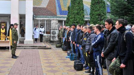 Hombres reclutados rusos asisten a una ceremonia de despedida frente a una oficina de reclutamiento en Bataysk