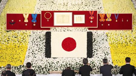 Mandatarios, ante una de las ofrendas florales durante el funeral de estado de Shinzo Abe
