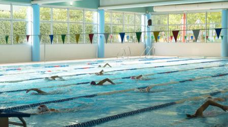 Imagen de la piscina climatizada del club Anaitasuna durante un cursillo.