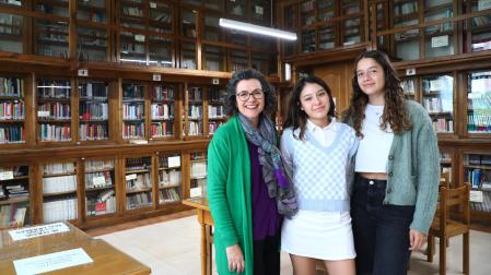 Luana Valle (izq.) e Irene Arbizu, posando junto a su profesora Eva Ruiz en la Biblioteca del Instituto Plaza de la Cruz
