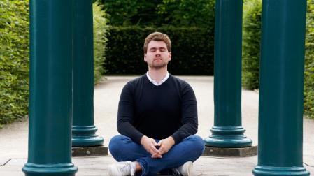 Un hombre, haciendo meditación