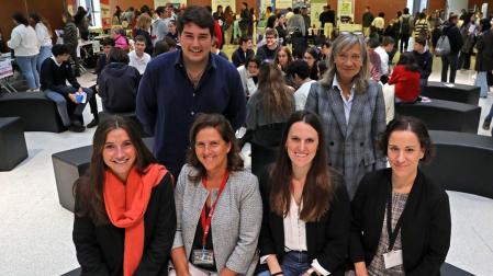 De izda a dcha (de pie): Diego García (responsable voluntariado CM Belagua) y Begoña Rubio (directora proyectos Aspace). Sentadas: Carolina Moncada (voluntaria en Guatemala), María Orbe (Tantaka Inclusión), Beatriz Ventura (técnica empleo Cocemfe) y Cristina Sola (voluntaria CUN y Uganda)