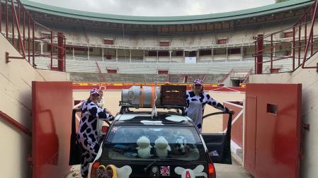 Irene Kikkert y Jolette Bennink, felices tras lograr su reto de entrar en la Plaza de Toros de Pamplona