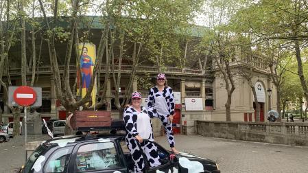 El viaje de las holandesas Irene Kikkert y Jolette Bennink disfrazadas de vaca y a bordo de un coche toro