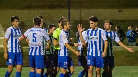 Los jugadores del Izarra se felicitan tras lograr marcar uno de los dos goles que les dio la victoria