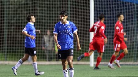 El extremo Iñaki Alonso se lamenta tras el gol de penalti que marcó el capitán del Terrassa, Fernández