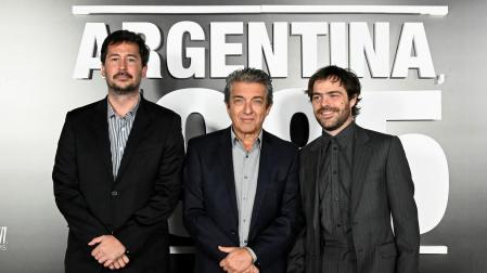 El director Santiago Mitre y los actores Ricardo Darín y Peter Lanzani en el estreno de la película 'Argentina, 1985'