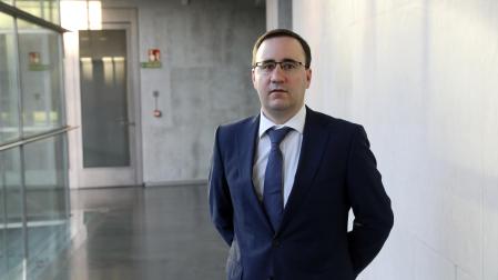 A:    EDUARDO BUXENS
F:    10  NOVIEMBRE 2021
L:     PAMPLONA , PARLAMENTO DE NAVARRA
T:  el secretario general de ANET, Ignacio Orradre en el Parlamento de Navarra