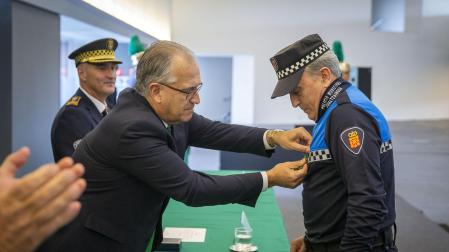 Enrique Maya entrega una distinción a uno de los agentes