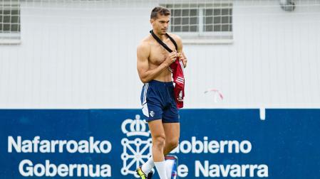 Lucas Torró, ayer, antes de colocarse la camiseta al salir al campo de entrenamiento