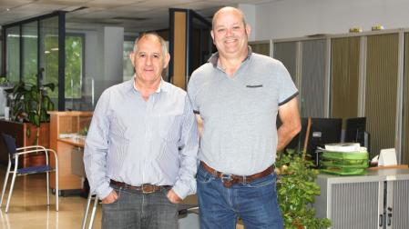 Óscar Bueno y Peio Perochena, vicepresidente y presidente de TRADISNA respectivamente, en las instalaciones de la asociación, ubicadas en la Ciudad del Transporte de Imárcoain