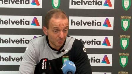 El entrenador de Anaitasuna, Quique Domínguez, durante la rueda de prensa