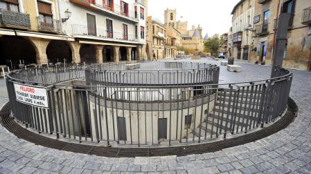 Entrada de acceso a las galerías medievales, ahora cerradas, con el Palacio Real al fondo