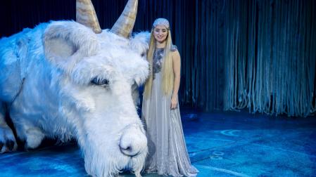 Alba Cuartero, caracterizada como Emperatriz Infantil, posando en el escenario del Teatro Calderón de Madrid junto a Fújur, el dragón volador.