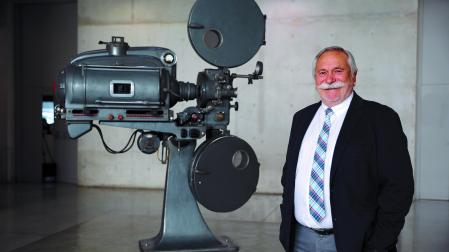 El pamplonés Carlos de Dorremochea es director de arte y lleva 46 años creando los decorados de más de medio centenar de series de televisión