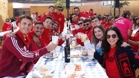 Un grupo de jóvenes brinda durante la comida que batió récord de asistencia en esta edición de las fiestas.