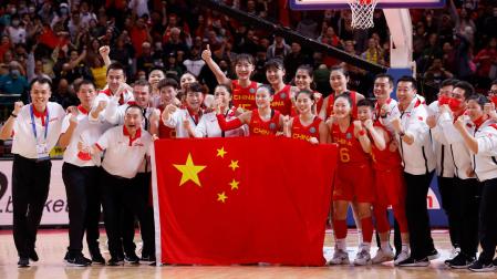 César Rupérez, el único occidental, ayer con la selección china tras clasificarse para jugar la final del mundial femenino ante EEUU