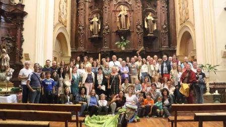 Asistentes y actores de la visita teatralizada posaron juntos al terminar en la iglesia de Villafranca