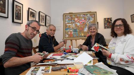 Raúl Olóriz Espinal, Aitzol de Carlos Ramos, Ana Castro Sanz y Arantxa Jabato Jiménez, ayer en el taller de collage del Salón del Cómic