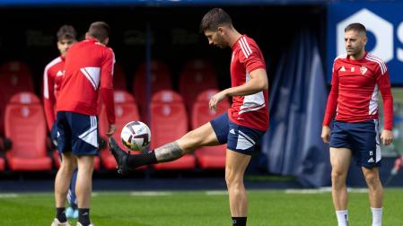 David García hace unos toques de balón antes de comenzar el entrenamiento a puerta cerrada en El Sadar