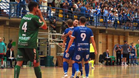 Los jugadores del Manzanares Quesos el Hidalgo celebran un gol ante la presencia de Toni Escribano