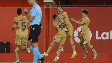 Los jugadores del FC Barcelona celebran el gol de LewandowskiFC Barcelona's Robert Lewandowski celebrates scoring their first goal with Jordi Alba and Gavi REUTERS/Vincent West