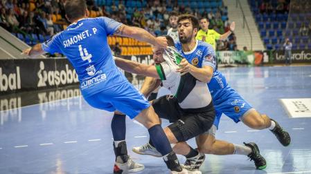 El encuentro de ayer fue, físicamente, muy duro para los dos equipos. En la foto, Aitor García trata de zafarse de la defensa conquense