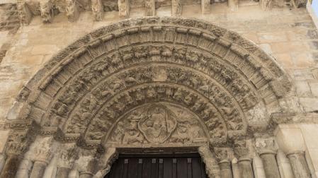 Detalle del pórtico de la iglesia de la Magdalena.