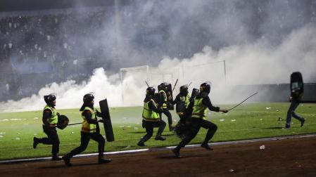Policía, durante los incidentes tras un partido en la isla de Java
