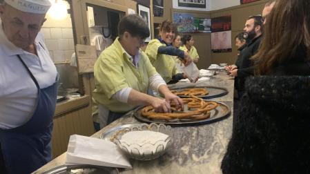 Gran actividad en el mostrador de la churrería La Mañueta